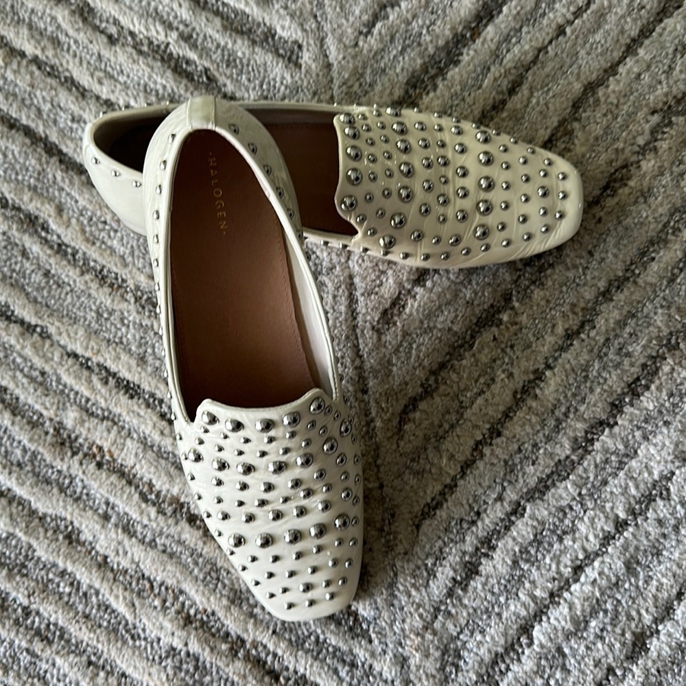 Halogen white patent with grommets flats size 11M